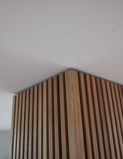 Akustik lister. Eg. Klar olie. 26 x 26. Hjørne afslutning mod loftet. Skjult montage. Dane-Wood