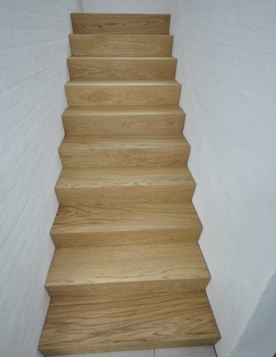 Lukket trappe. Ligeløbstrappe, egetræ. Dane-Wood