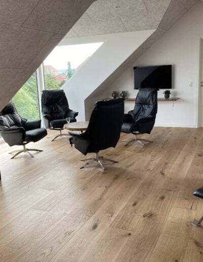 Plankegulv af egeplanker natura, børstet med klar olie. 15x240x2200mm. Dane-Wood