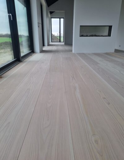 Douglas Select. 30 cm bred og op til 6 meter lang. Hvid lud og hvid sæbe. Dane-Wood