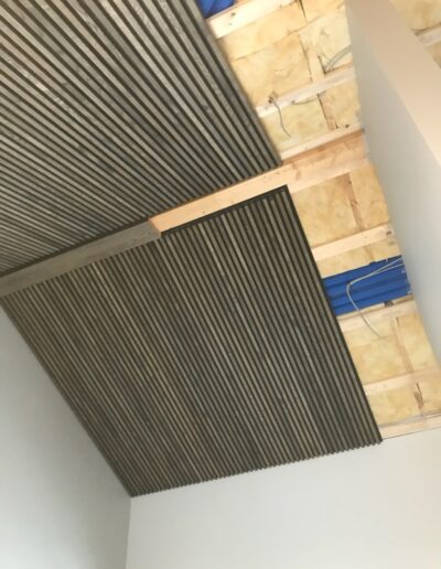 280m2 loft akustik beklædning med skjult genvækst. Sort olieret lister 26x26 mm, eg. 16 mm afstand mellem listerne. Dane-Wood