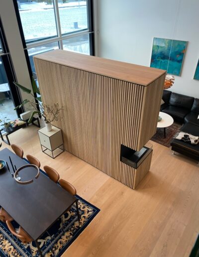 Akustik lydvæg. Rum adskillelse. 3 m bred x 1 meter dyb. 3 meter høj lukket i toppen. 26x26 mm. 16mm afstand. Klar olie. Indbygget gas pejs. Matcher akustikloft. Dane-Wood