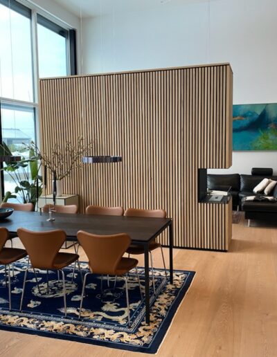 Akustik lydvæg. Rum adskillelse. 3 m bred x 1 meter dyb. 3 meter høj lukket i toppen. 26x26 mm. 16mm afstand. Klar olie. Indbygget gas pejs. Matcher akustikloft. Dane-Wood