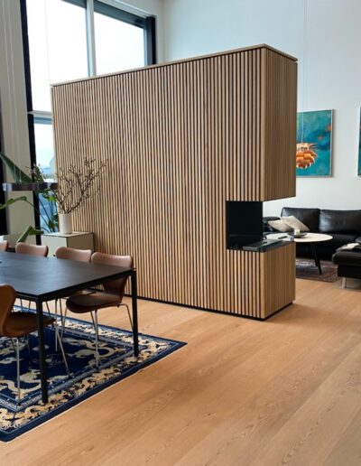 Akustik lydvæg. Rum adskillelse. 3 m bred x 1 meter dyb. 3 meter høj lukket i toppen. 26x26 mm. 16mm afstand. Klar olie. Indbygget gas pejs. Matcher akustikloft. Dane-Wood