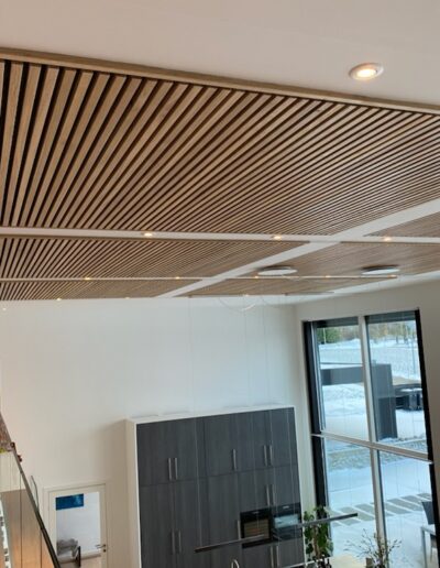 Akustik listeloft i felter. Eg 26x26 med 16 mm afstand. Klar olie. Bygget ind i loftet. Dane-Wood