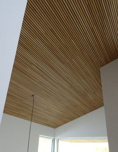 Akustik listeloft. 13x26 Eg klar olie. Monteret på stedet Dane-Wood