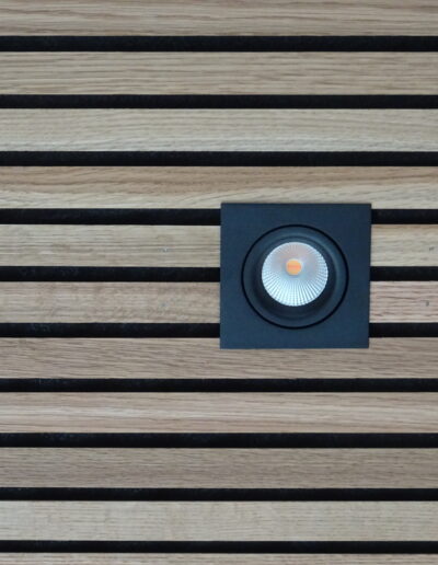 Akustik listeloft listerne måler 13x26. Listerne er af massiv eg og behandlet med klar olie. Monteret på stedet med indbygget sports. Dane-Wood