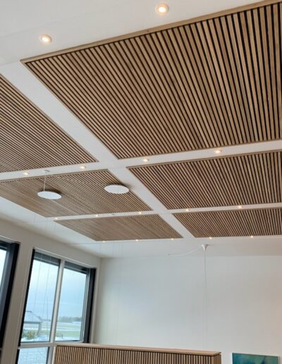Akustik listeloft i felter. Eg 26x26 med 16 mm afstand. Klar olie. Bygget ind i loftet. Dane-Wood