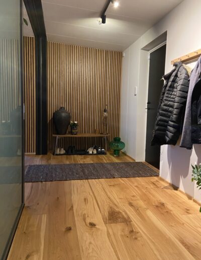 Garderobe med lydlamel af eg 13x26 håndlavet og tilpasset sammen overfladebehandling som gulv (herregårdsplank eg) Bergen(2 x klar olie-voks) Dane-Wood