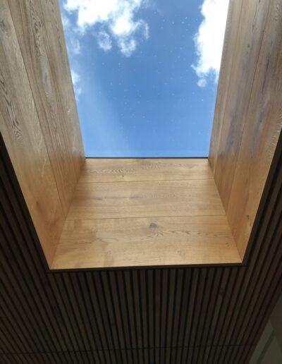 Inddækning af ovenlys samt akustik listeloft. Eg behandlet med klar olie-voks. Dane-Wood.