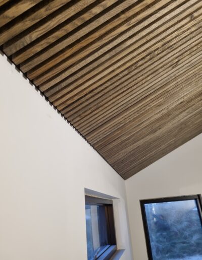 280m2 loft akustik beklædning med skjult genvækst. Sort olieret lister 26x26 mm, eg. 16 mm afstand mellem listerne. Dane-Wood