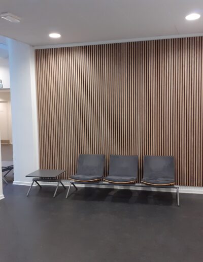 Akustik vægpanel. Massiv Eg med klar olie. Dane-Wood 13 x 26 mm. 16 mm afstand.